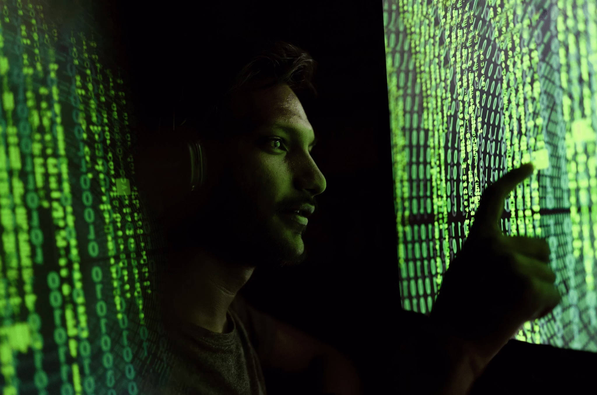 Man between Screens ReDI
